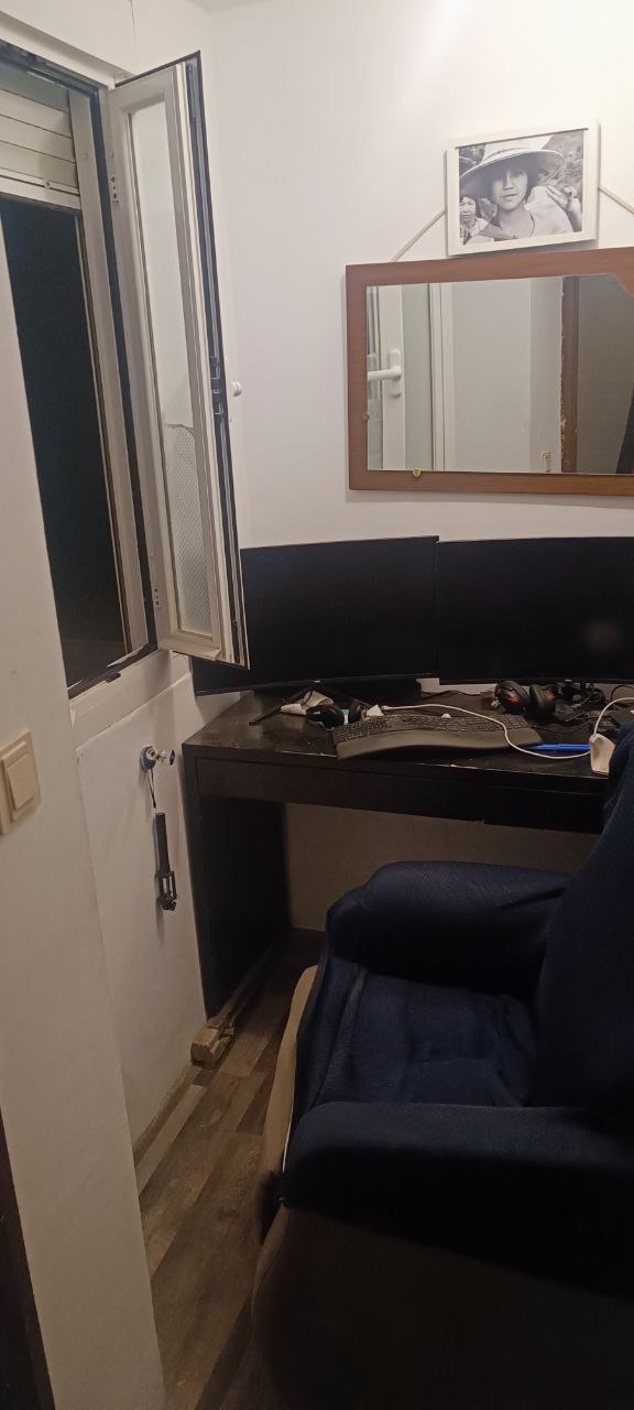 Habitación privada reformada con escritorio, silla y armario empotrado