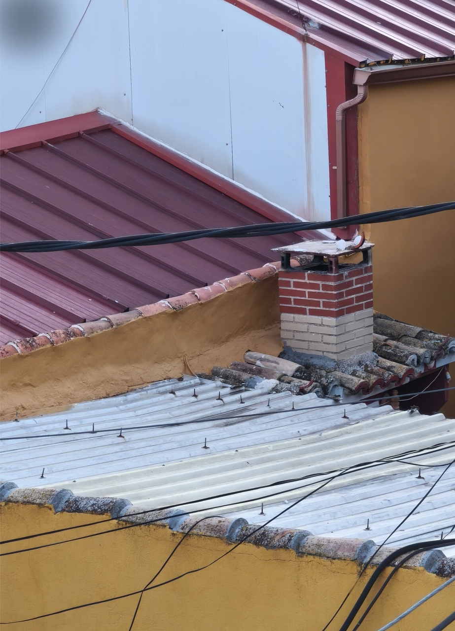 Cubierta exterior con filtración de agua antes de impermeabilizar