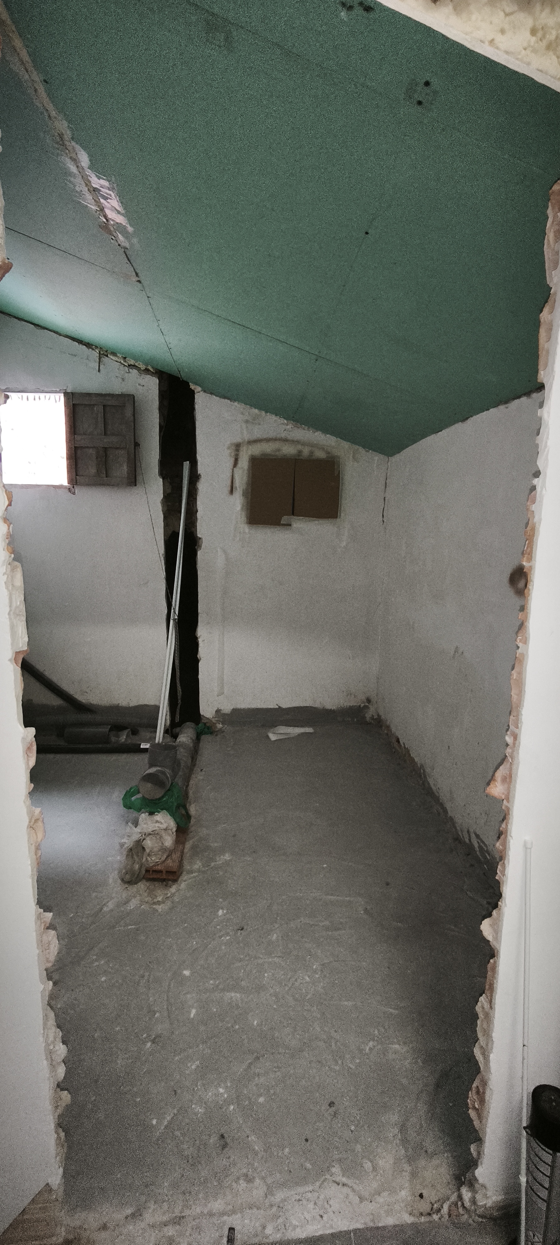 Baño demolido con suelo preparado y bajante vista antes de cerrar instalaciones