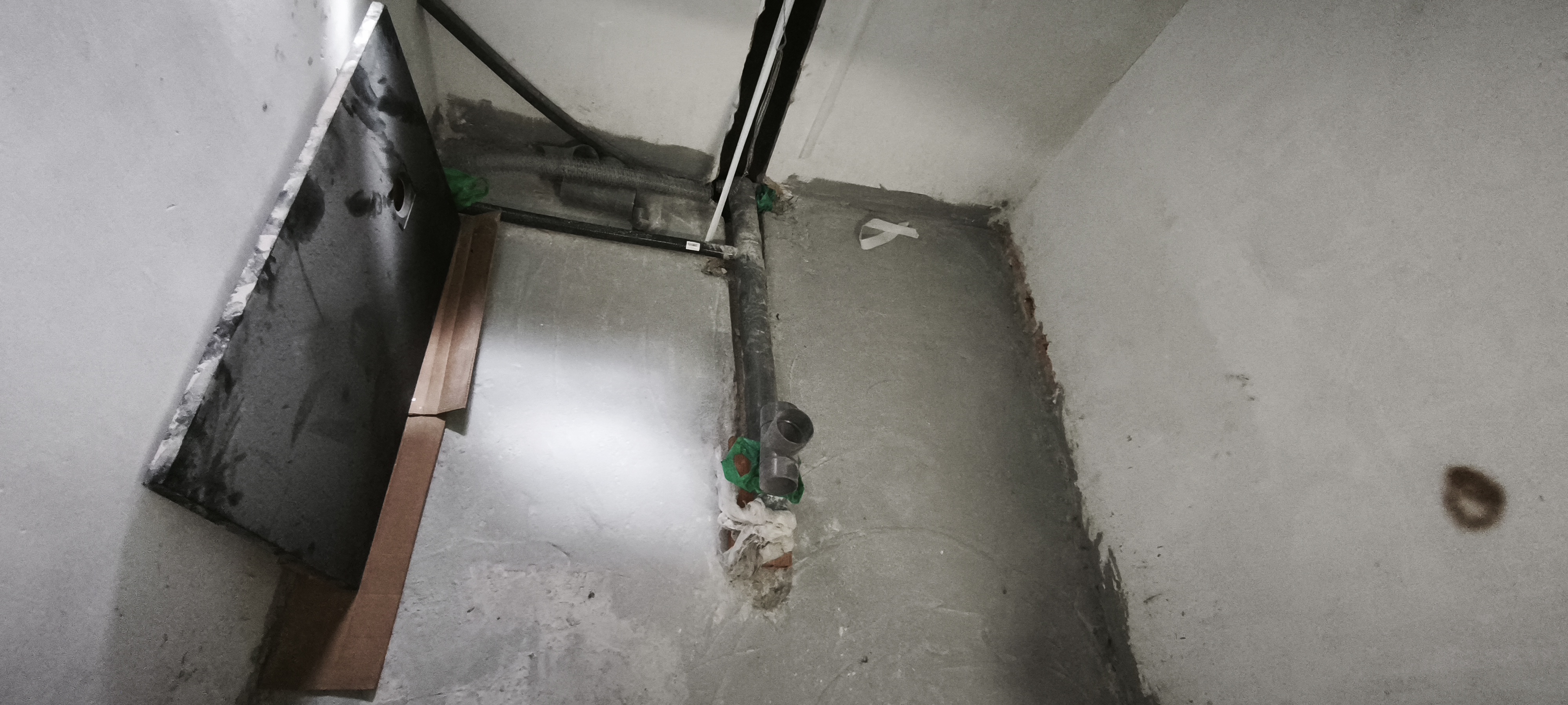 Base de baño en obra con tomas de fontanería y desagüe central preparados