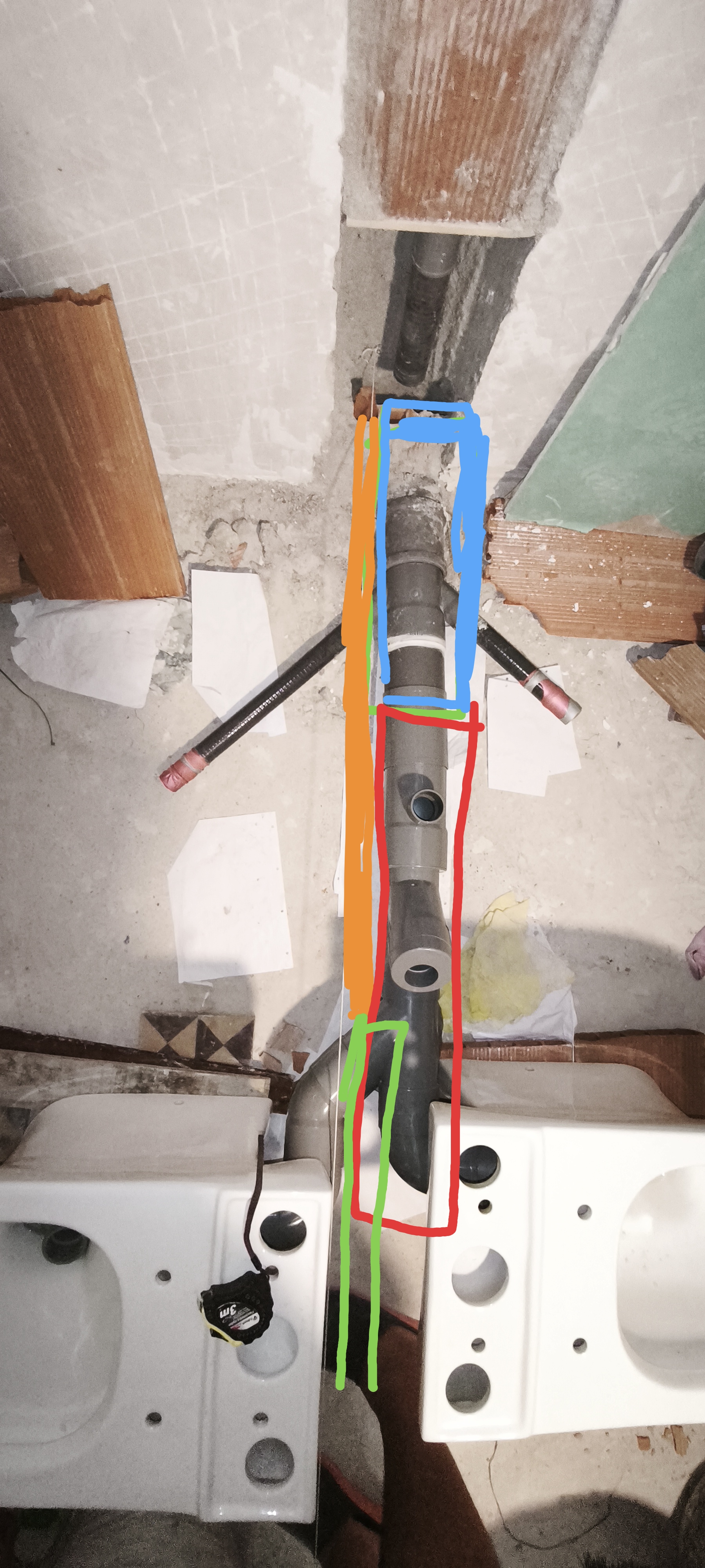 Rozas verticales con tuberías marcadas para instalación de lavabo y sanitario